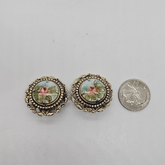 large vintage gold tone clip earrings with painted flowers - Picture 3 of 4